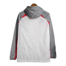 Jaqueta Corta-Vento Barcelona 23/24 - Branca e cinza com detalhes em vermelho