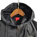 Jaqueta Corta-Vento Barcelona 23/24 - Preta com detalhes em vermelho e branco