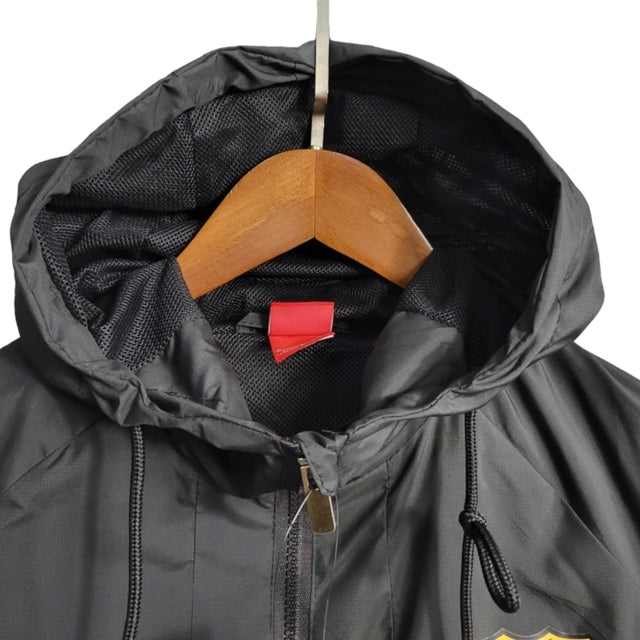 Jaqueta Corta-Vento Barcelona 23/24 - Preta com detalhes em vermelho e branco