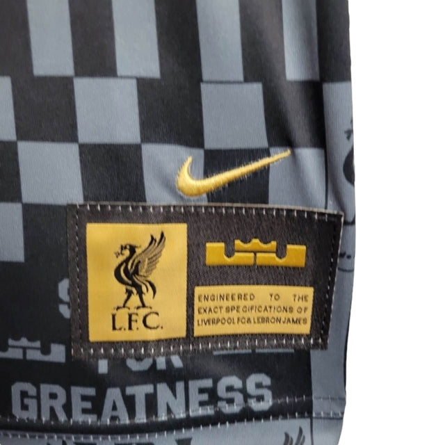 Kit Infantil Liverpool 24/25 - Colab Lebron James - Preto com detalhes em azul e cinza
