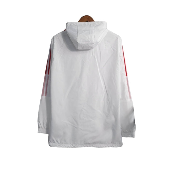 Jaqueta Corta-Vento Bayern de Munique 23/24 - Masculina Adidas - Branca com detalhes em vermelho
