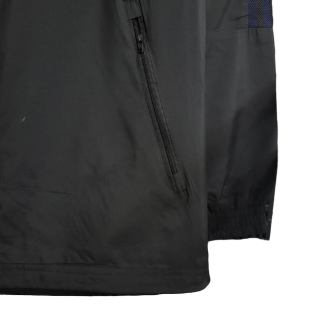 Jaqueta Corta-Vento Bayern de Munique 23/24 - Masculina Adidas - Preta com detalhes em azul