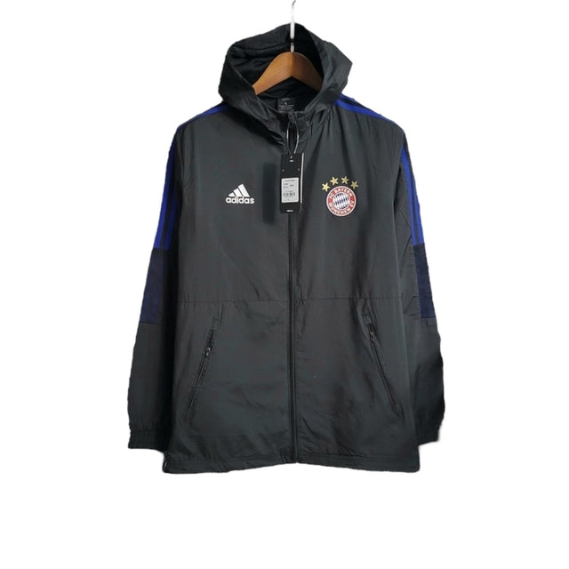 Jaqueta Corta-Vento Bayern de Munique 23/24 - Masculina Adidas - Preta com detalhes em azul
