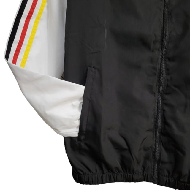 Jaqueta Corta-Vento Alemanha 24/25 - Masculina Adidas - Branca e preta com detalhes em amarelo e vermelho