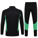 Conjunto Manchester United Treino 23/24 - Masculino Adidas - Preto com detalhes em verde e laranja