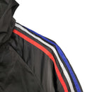 Jaqueta Corta-Vento Bayern de Munique 23/24 - Masculina Adidas - Preta com detalhes em vermelho e branco e azul