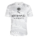 Camisa Manchester City Edição especial Ano do Dragão 24/25 - Torcedor Puma Masculina - Azul - Branca com detalhes em cinza e preto