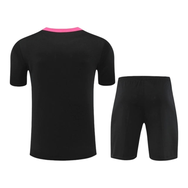 Kit Treino adulto - Camisa e Shorts - Chelsea Nike 24/25 - Preto com detalhes em rosa