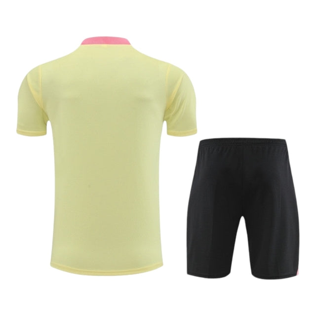 Kit Treino adulto - Camisa e Shorts - Paris Saint-Germain Nike 24/25 - Amarelo e preto com detalhes em rosa