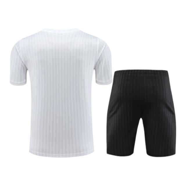 Kit Treino adulto - Camisa e Shorts - Juventus Adidas 23/24 - Branco e preto com detalhes em dourado