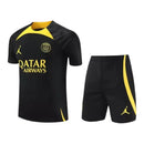 Kit Treino adulto - Camisa e Shorts - Paris Saint-Germain Jordan 23/24 - Preto com detalhes em amarelo
