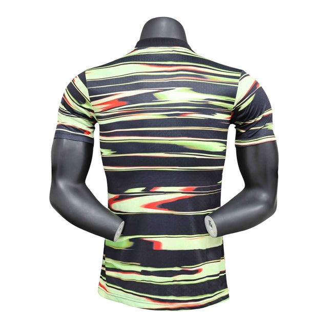 Camisa Seleção Portugal Pré-jogo 25/26 - Jogador Puma Masculina - Preta com detalhes em verde e vermelho