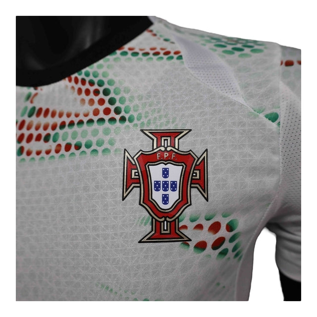 Camisa Seleção Portugal II 25/26 - Jogador Puma Masculina - Branca com detalhes em verde e vermelho