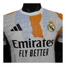 Camisa Real de Madrid Pré-jogo 24/25 - Jogador Adidas Masculina - Branca com detalhes em laranja e preto e azul