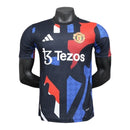 Camisa Manchester United Treino 25/26 - Jogador Adidas Masculina - Azul com detalhes em vermelho