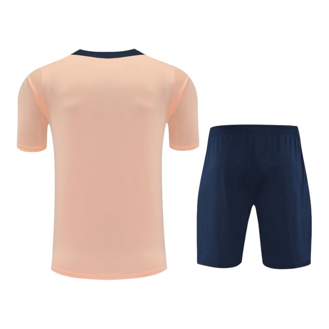 Kit Treino adulto - Camisa e Shorts - Chelsea Nike 25/26 - Salmão com detalhes em azul