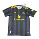 Camisa Manchester United III 25/26 - Torcedor Adidas Masculina - Preta e azul com detalhes em amarelo