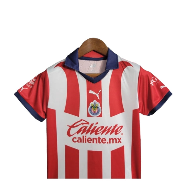 Kit Infantil Chivas Guadalajara I 23/24 - Puma - Vermelho com detalhes em azul e branco