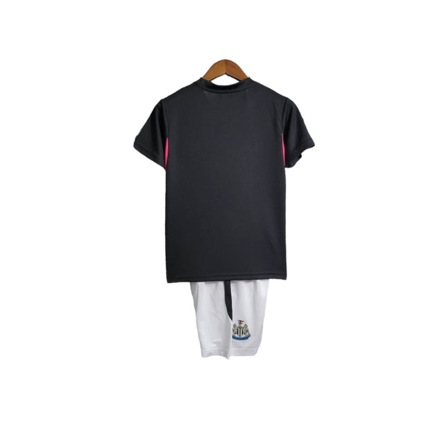 Kit Infantil Newcastle United Edição Especial 23/24 - Castore - Preto com detalhes em branco