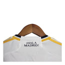 Kit Infantil Real Madrid I manga longa 23/24 - Adidas - Branco com detalhes em preto e amarelo