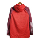 Jaqueta Corta-Vento Manchester United 23/24 - Masculina Adidas - Vermelha com detalhes em vinho