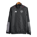 Jaqueta Corta-Vento Manchester United 23/24 - Masculina Adidas - Preta com detalhes em vermelho e branco