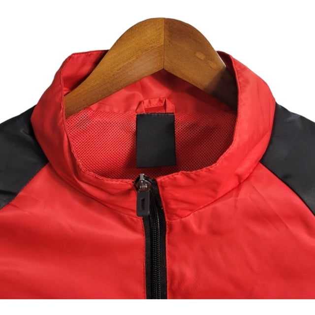 Jaqueta Corta-Vento Manchester United 23/24 - Masculina Adidas - Vermelha com detalhes em preto e branco