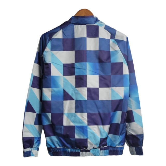 Jaqueta Corta-Vento Manchester City 23/24 Masculina Puma - Azul com detalhes em branco e azul claro