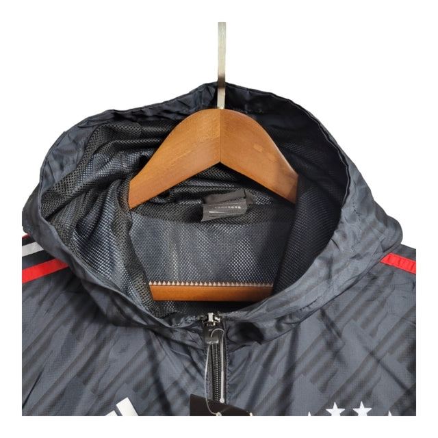 Jaqueta Corta-Vento Seleção da Alemanha 23/24 - Masculina Adidas - Preta com detalhes em vermelho e branco
