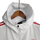 Jaqueta Corta-Vento Bayern de Munique 23/24 - Masculina Adidas - Branca com detalhes em vermelho