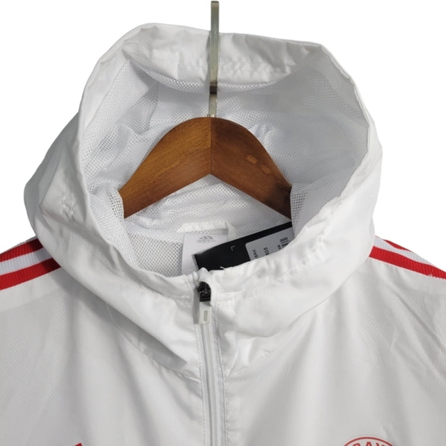 Jaqueta Corta-Vento Bayern de Munique 23/24 - Masculina Adidas - Branca com detalhes em vermelho