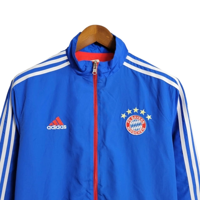 Jaqueta Corta-Vento Bayern de Munique 23/24 dupla face - Masculina Adidas - Azul com detalhes em vermelho