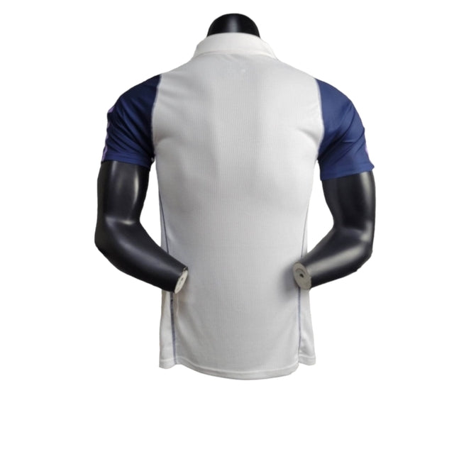 Camisa Real Madrid Treino 24/25 polo - Jogador Adidas Masculina - Branca com detalhes em azul