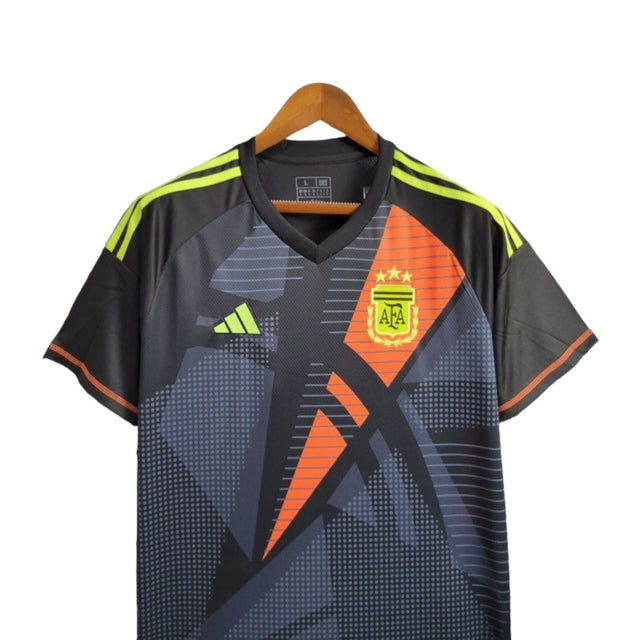 Camisa Seleção da Argentina Goleiro 24/25 - Torcedor Adidas Masculina - Preta com detalhes laranja e amarelo