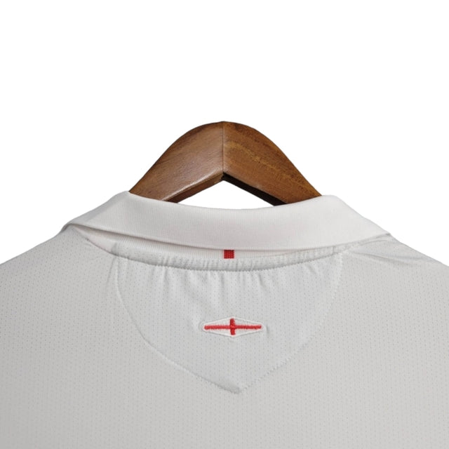 Camisa Retrô Seleção da Inglaterra I 2005 - Masculina Umbro - Branca com detalhes em vermelho