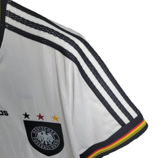 Camisa Retrô Manchester United 1996 - Umbro Masculina - Branca com detalhes em preto e vermelho e amarelo