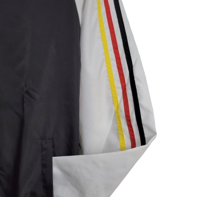 Jaqueta Corta-Vento Alemanha 24/25 - Masculina Adidas - Branca e preta com detalhes em amarelo e vermelho