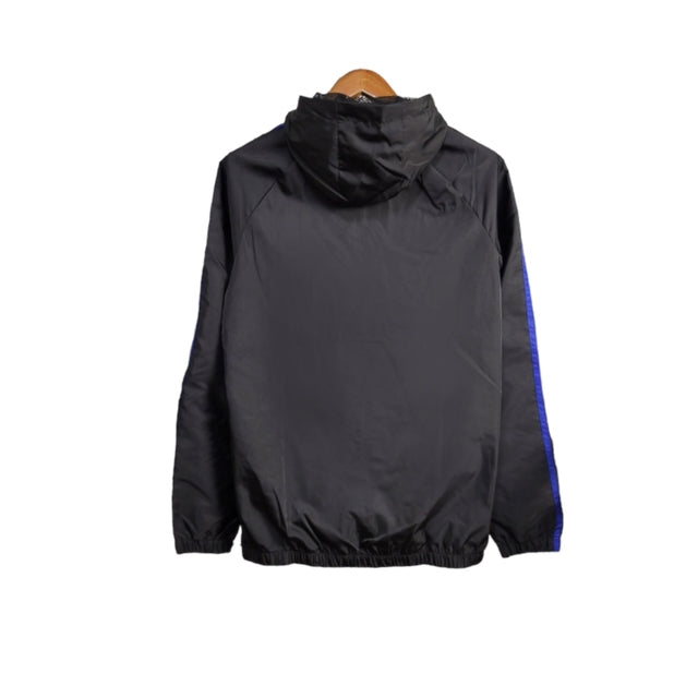 Jaqueta Corta-Vento Bayern de Munique 23/24 - Masculina Adidas - Preta com detalhes em vermelho e branco e azul