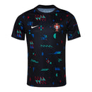 Camisa Seleção de Portugal Pré-jogo 24/25 - Torcedor Nike Masculina - Preta com detalhes em azul e vermelho e verde