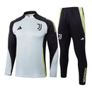 Conjunto Juventus Treino 25/26 - Masculino Adidas - Cinza e preto com detalhes em amarelo