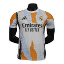 Camisa Real de Madrid Pré-jogo 24/25 - Jogador Adidas Masculina - Branca com detalhes em laranja e preto e azul