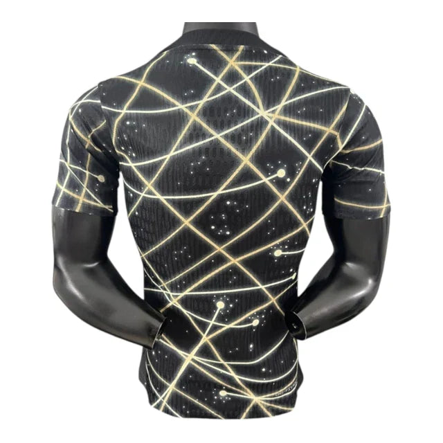 Camisa Chelsea Pré-jogo 25/26 - Jogador Nike Masculina - Preta com detalhes em amarelo