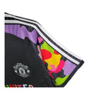 Camisa Manchester United Treino Edição Especial 24/25 - Torcedor Adidas Masculina - Preta com detalhes multicoloridas