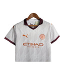 Kit Infantil Manchester City II 23/24 - Puma - Branco com detalhes em vinho e laranja