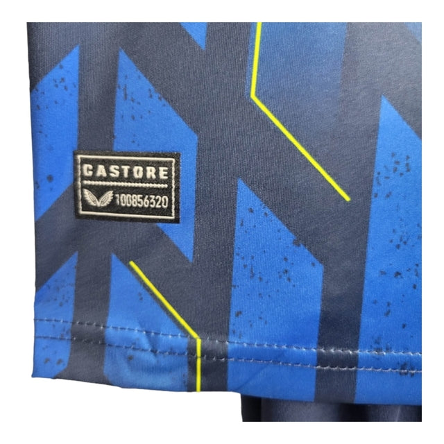 Kit Infantil Newcastle United III 23/24 - Castore - Azul com detalhes em amarelo