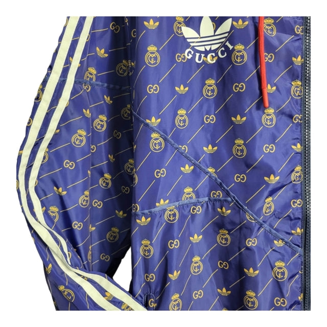 Jaqueta Corta-Vento Real Madrid 23/24 - Masculina Adidas colab com Gucci - Azul com detalhes em amarelo e verde e vermelho
