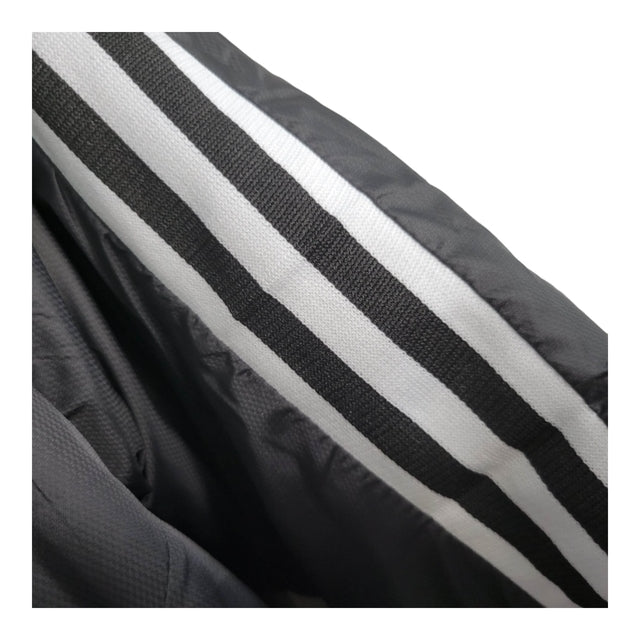 Jaqueta Corta-Vento Real Madrid 23/24 - Masculina Adidas - Preta com listras brancas