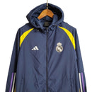 Jaqueta Corta-Vento Real Madrid 23/24 - Masculina Adidas - Azul com detalhes em amarelo