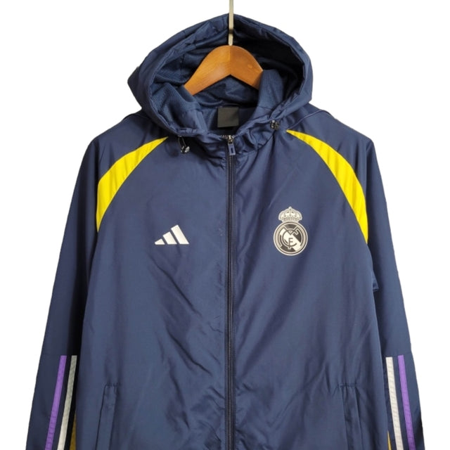 Jaqueta Corta-Vento Real Madrid 23/24 - Masculina Adidas - Azul com detalhes em amarelo
