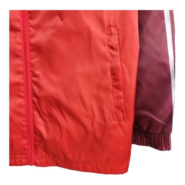 Jaqueta Corta-Vento Manchester United 23/24 - Masculina Adidas - Vermelha com detalhes em vinho